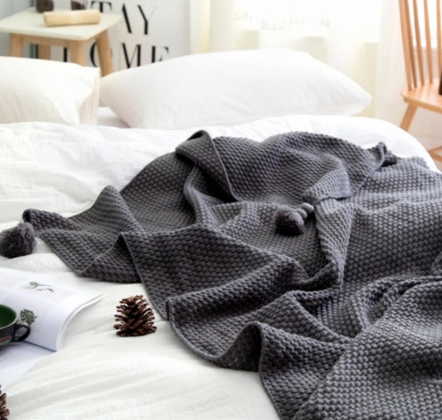 Plaid tricot nordique à pompons – Gris foncé